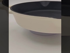 τηγανίζοντας τηγάνι χυτοσιδήρου σμάλτων