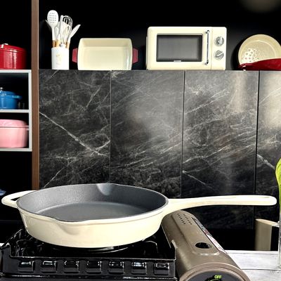 Χυτοσιδήρου ντυμένο σμάλτο ανθεκτικό μαύρο εσωτερικό μη ραβδιών τηγανίσματος παν
