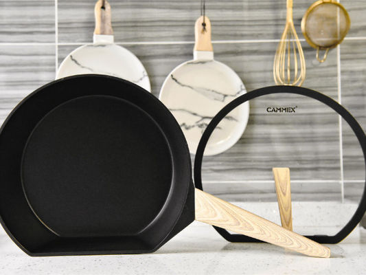 Το ανθεκτικό τηγανίζοντας παν 9.5Inch μη ραβδί γρατσουνιών με το χαλκό τελειώνει