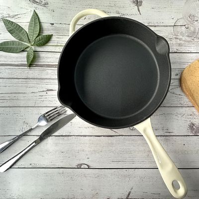 Χυτοσιδήρου ντυμένο σμάλτο ανθεκτικό μαύρο εσωτερικό μη ραβδιών τηγανίσματος παν